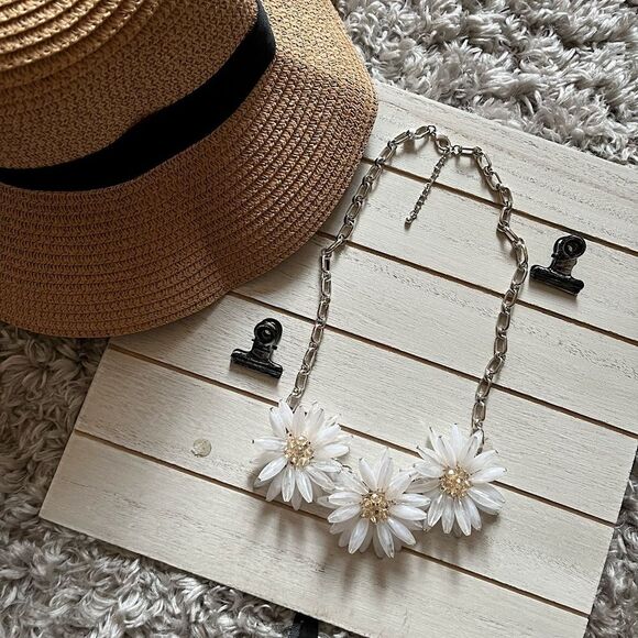 White tan neutral silver flower statement necklace - Picture 1 of 4